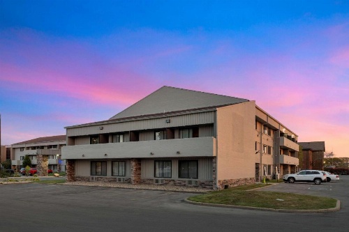 Comfort Inn & Suites North At The Pyramids image 1