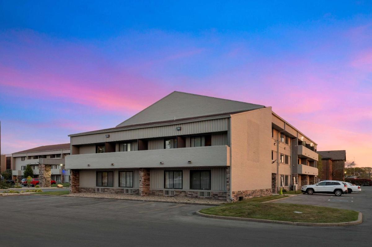 Comfort Inn & Suites North At The Pyramids